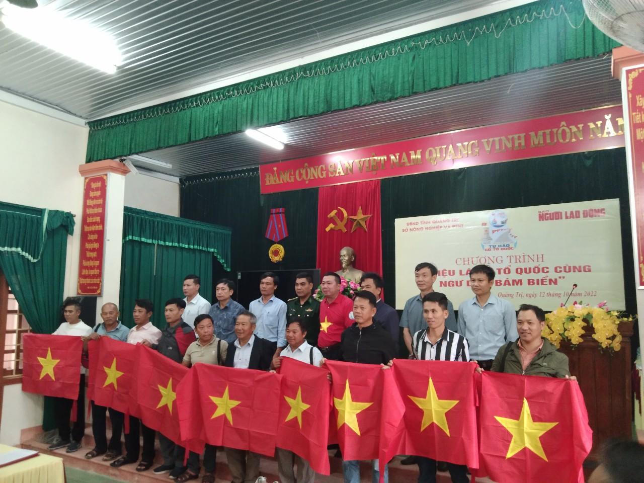 Trao 10.000 lá cờ Tổ quốc cho ngư dân Quảng Trị